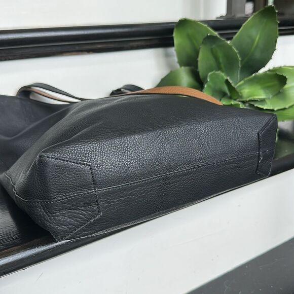 Genuine leather like new reversible black/tan shoulder tote soft luxurious - Picture 8 of 11